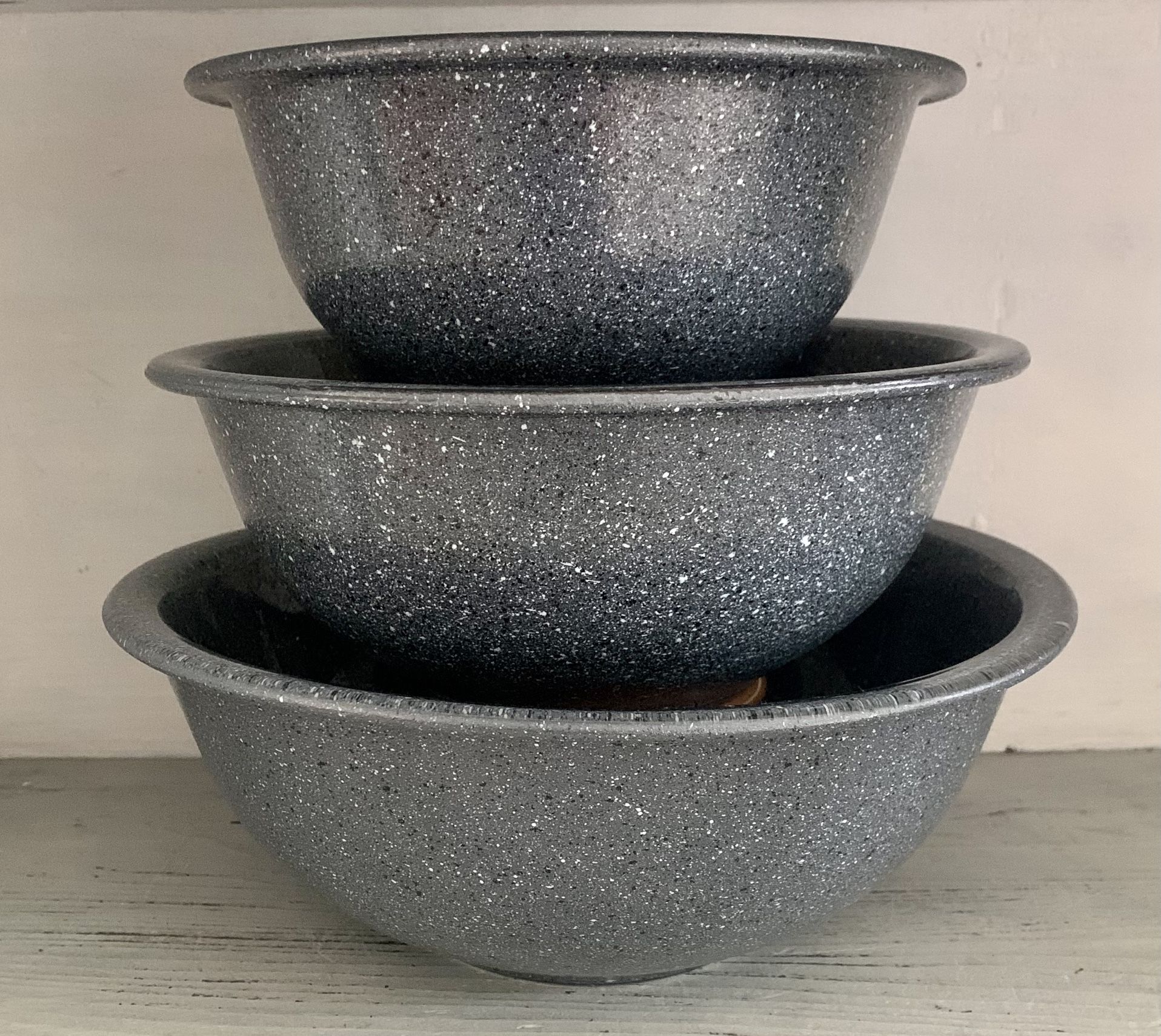 Set of 3 vintage pyrex gray granite speckled nesting mixing bowls. Sizes are #322, 1 ltr.  # 323, 1.5 ltr, and #325, 2.5 ltr.  