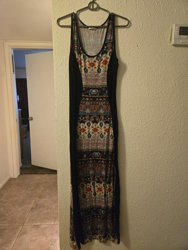 Fitted maxi dress with black and multi-coloured pattern