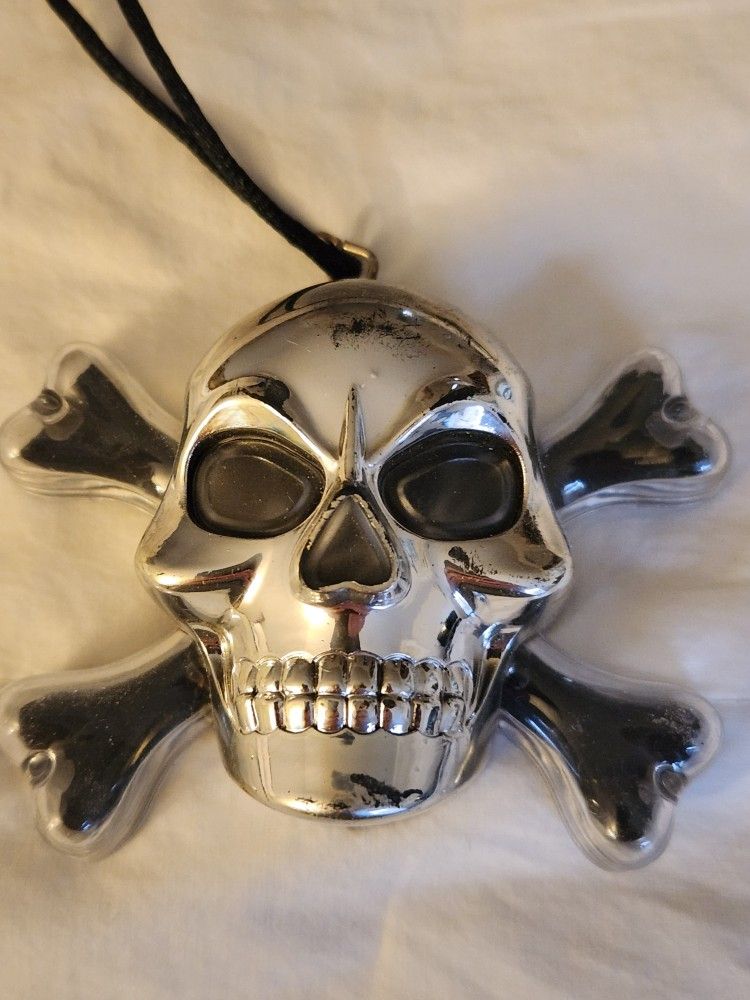 Skull & Crossbones Necklace lights Up