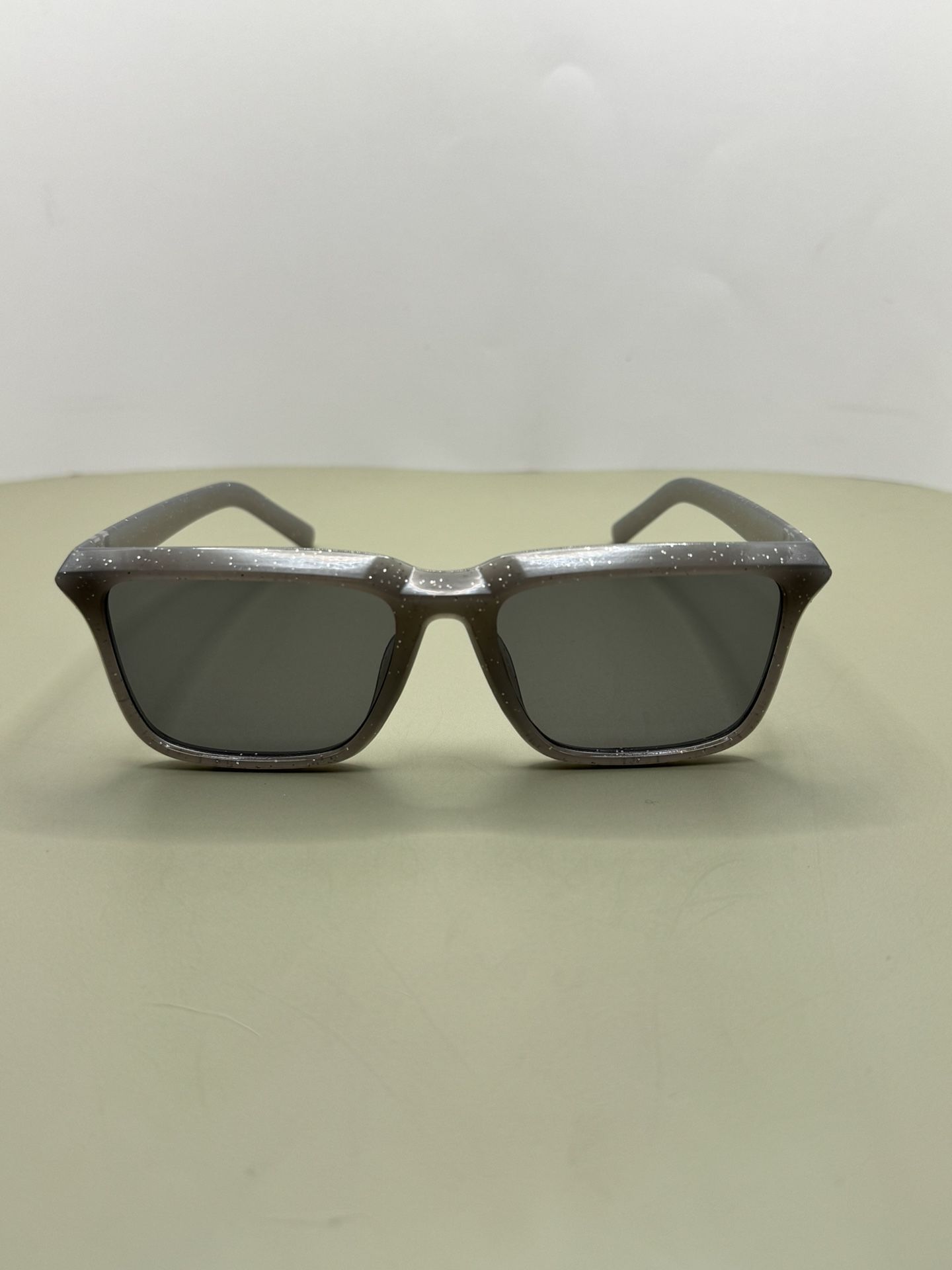 Classic Wayfarer Designer Sunglasses - Glistening Grey