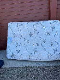 FOLDABLE WOODEN BED FRAME! wMattress
