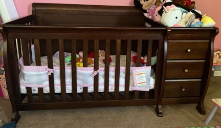 Convertible Crib with drawers