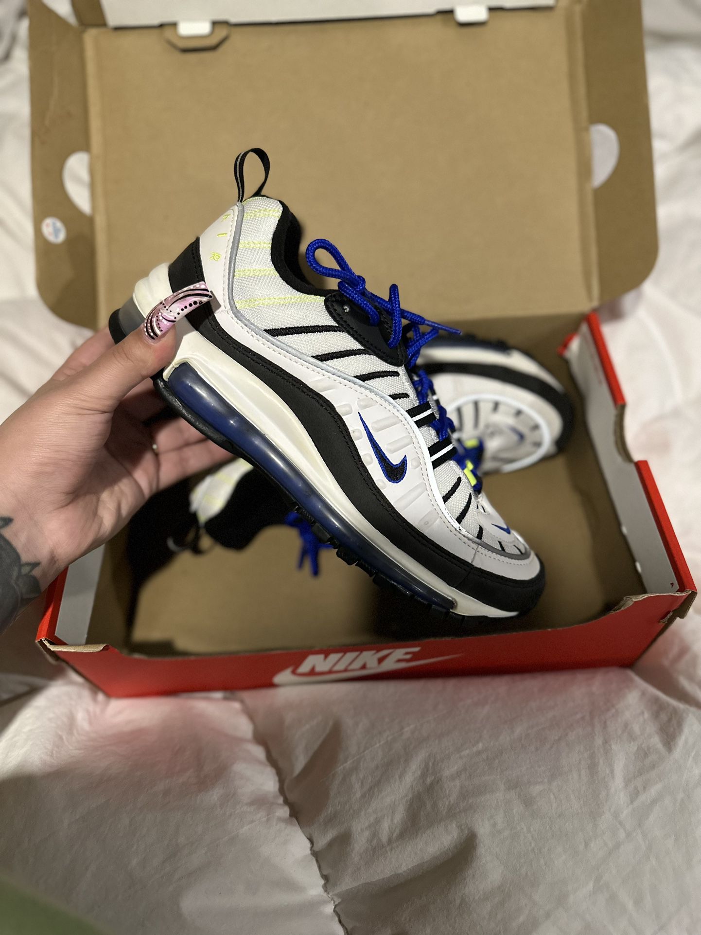 Fraternidad bicapa Jugando ajedrez Nike Air Max 98 White Black Racer Blue for Sale in Queens, NY - OfferUp
