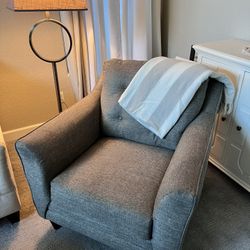 TUFTED OVERSIZED BEIGE CHAIR   COMFORTABLE 