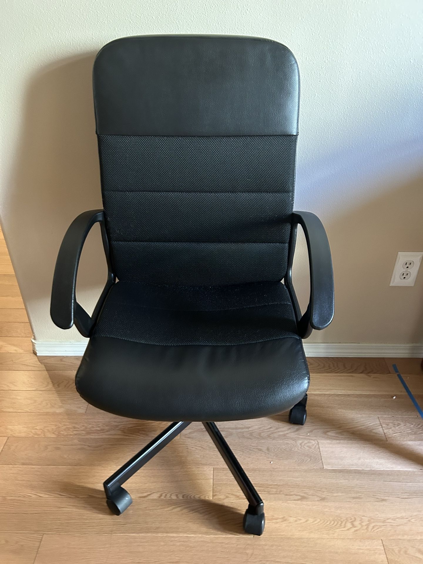 High Back Office Chair With Arm Rests And Rollers Wheels