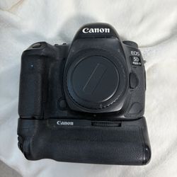Canon 5D Mark IV With battery Pack 
