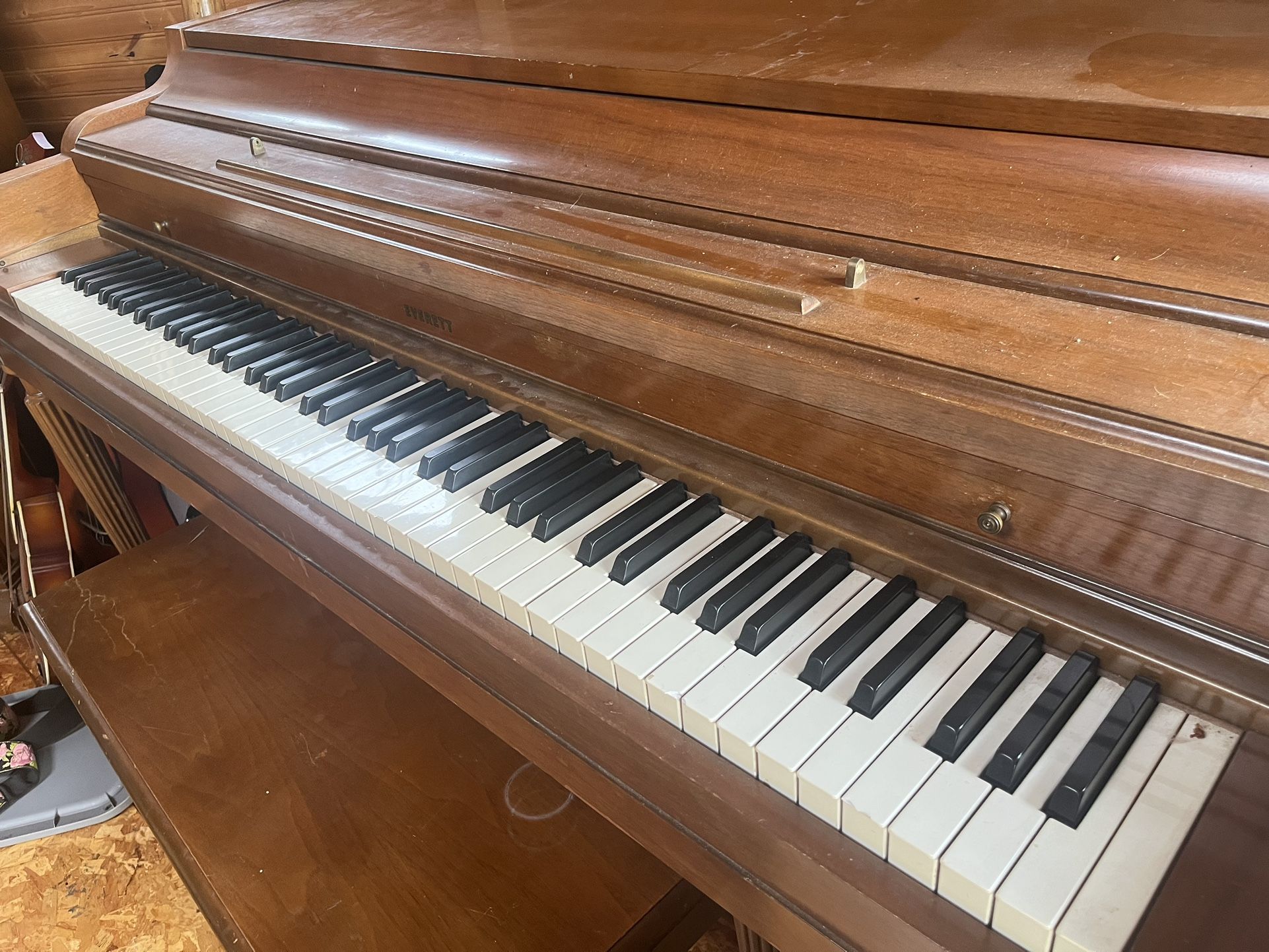 Everett Console Piano