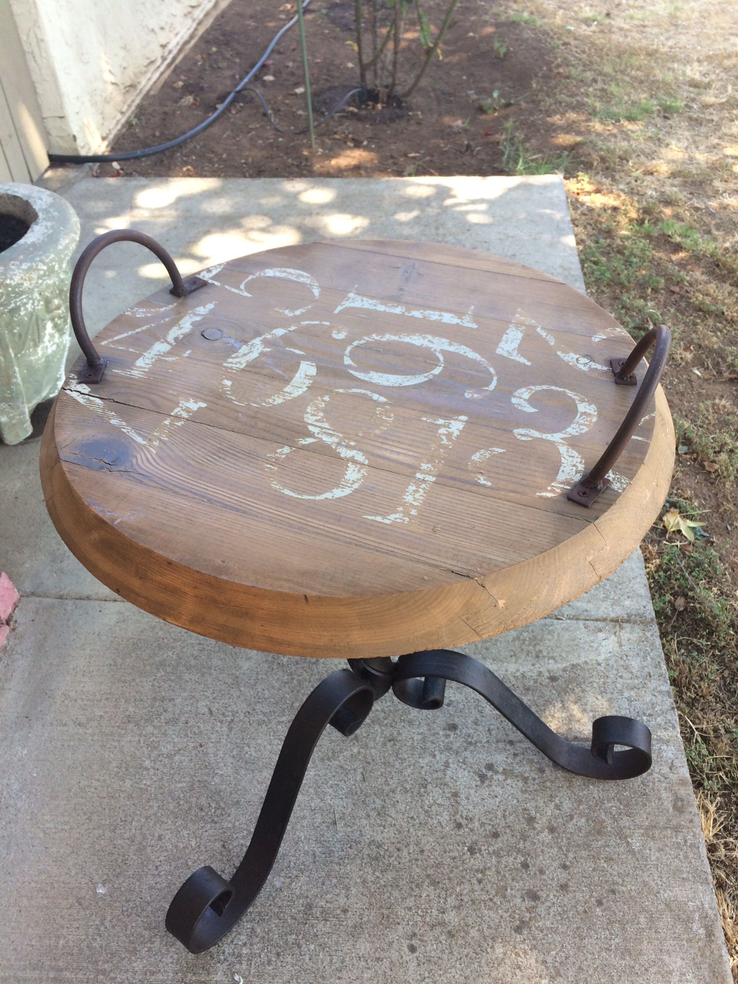 COFFEE TABLE-END TABLE-COCKTAIL TABLE. 18” Round x 20 h. Vintage. Pick up in Escondido. $34.00