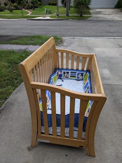 Baby Cache 4 in 1 Uptown Convertible Crib Natural Wood Model 5500 NAT for Sale in Azalea Park FL OfferUp