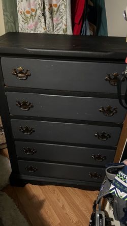 Title: Vintage Traditional 2-Piece Bedroom Set - Large 5-Drawer Chest & Nightstand