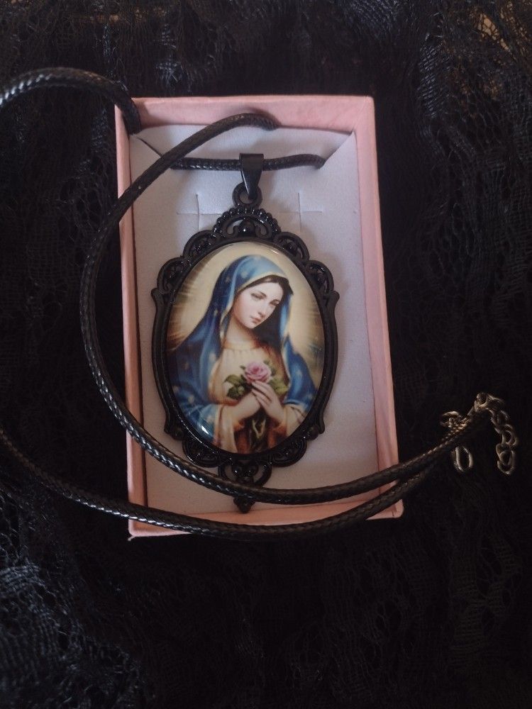 Beautiful Virgin Mary Cameo Pendant Necklace