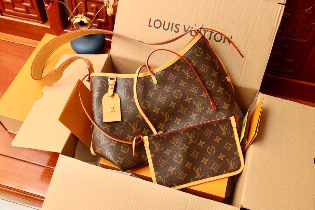 A classic large-capacity women's cross-body bag