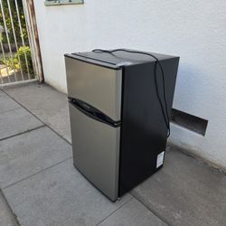 Frigidaire 3.1-cu ft Mini Fridge Freezer