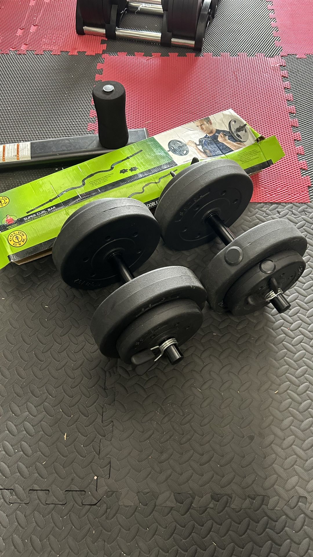 New pair of 20lb adjustable dumbbells. New in box 📦 40lb in total and curl bar