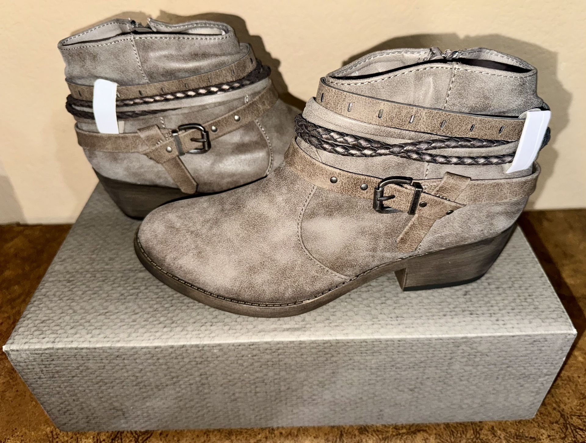 MAURICES ANKLE BOOTS GRAY WOMENS SZ 8.5