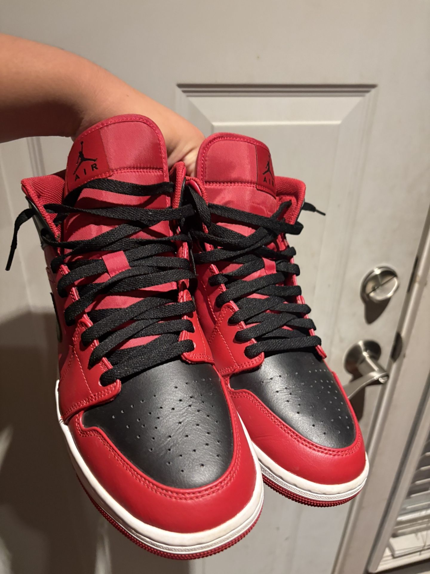 Jordan 1 Mids Black and red