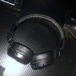 wireless headphones (great condition)