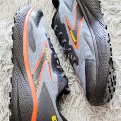 Size 11 Brooks Men Divide 5 1104291D004 Gray Running Shoes.
