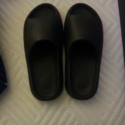 Yeezy Slides (Size 11)