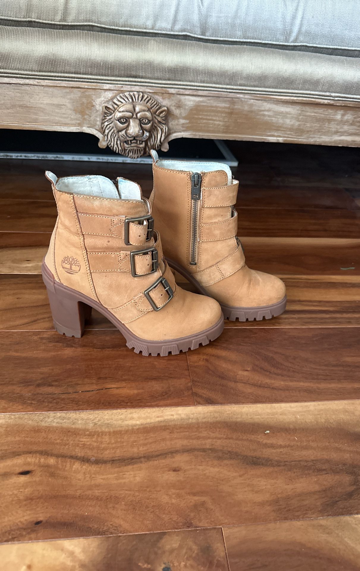 Women’s Cute Tan Timberland Boots With Buckle Size 5.5