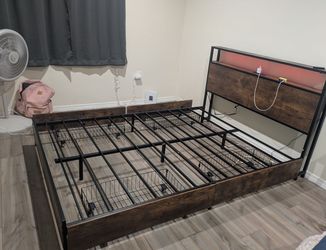 Queen size bedframe