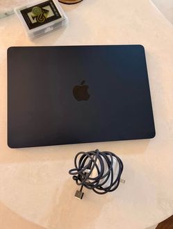 2022 Apple MacBook Air M2 - Midnight - 8GB RAM - 256GB SSD
