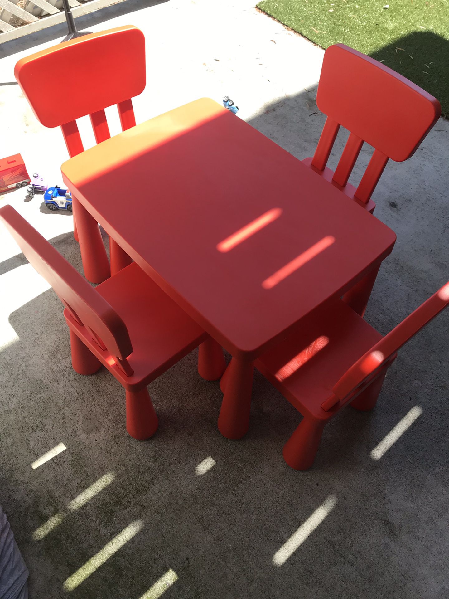 Kids Table & Chairs (Like New)