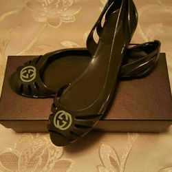 Gucci brand new rubber open toe sandals with box