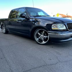 2001 Ford F150 ( Lowered Ford Truck )