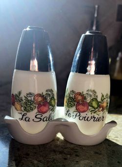 Spice of Life set of Salt n pepper shaker with holding base