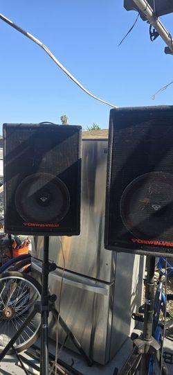 vendo consola yamaha con sus bocinas y sus pedestales por $125