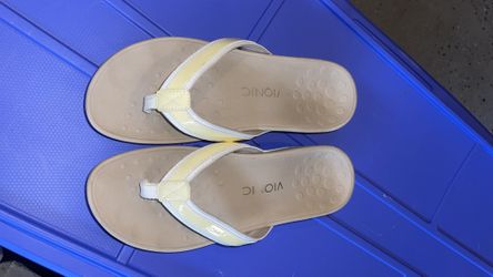 Vionic Cream/tan Flip Flops