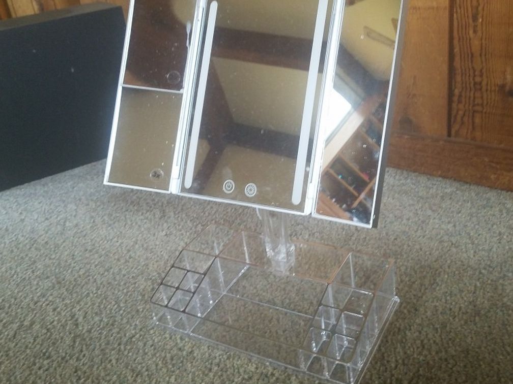 Lighted Magnifying Makeup Mirror