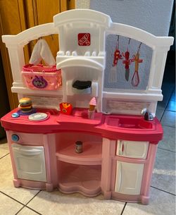 Step2 kitchen Play With Accessories