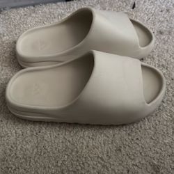 Yeezy Slides Bone Size 9