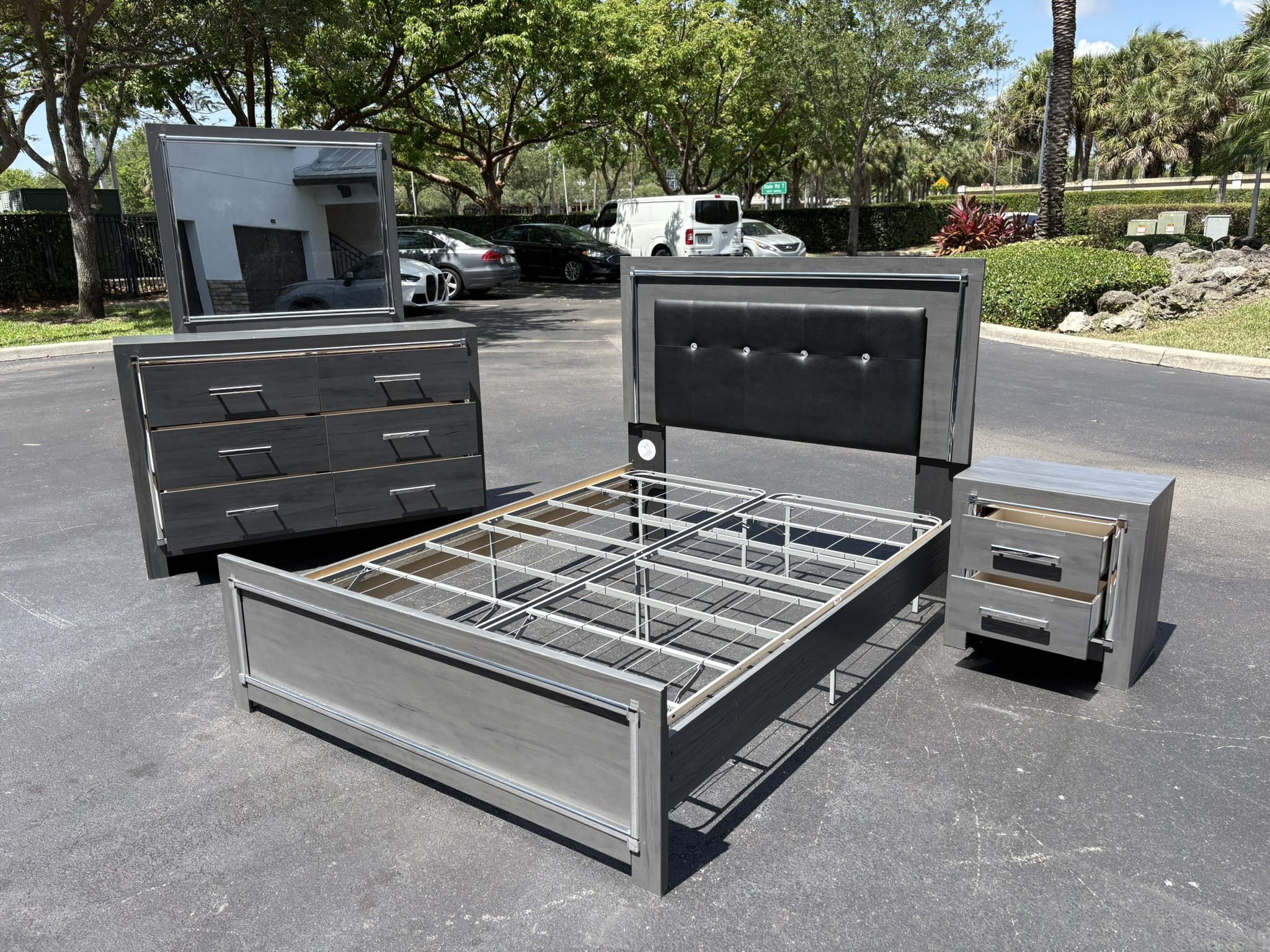 Beautiful Bedroom Set Queen Size Gray Color In Excellent Condition