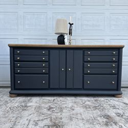 Stunning solid oak dresser / buffet / TV stand / credenza / entryway piece