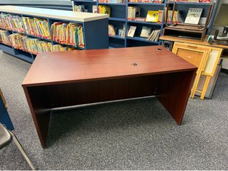 Large Mahogany/Cherry Wood Finish Office Desk – 5'1" x 2’5"