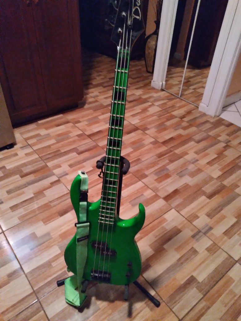 Guitar bass almost brand new 