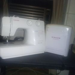 Singer Sewing Machine & Sew Kit