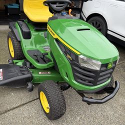 John Deere Riding Lawnmower 
