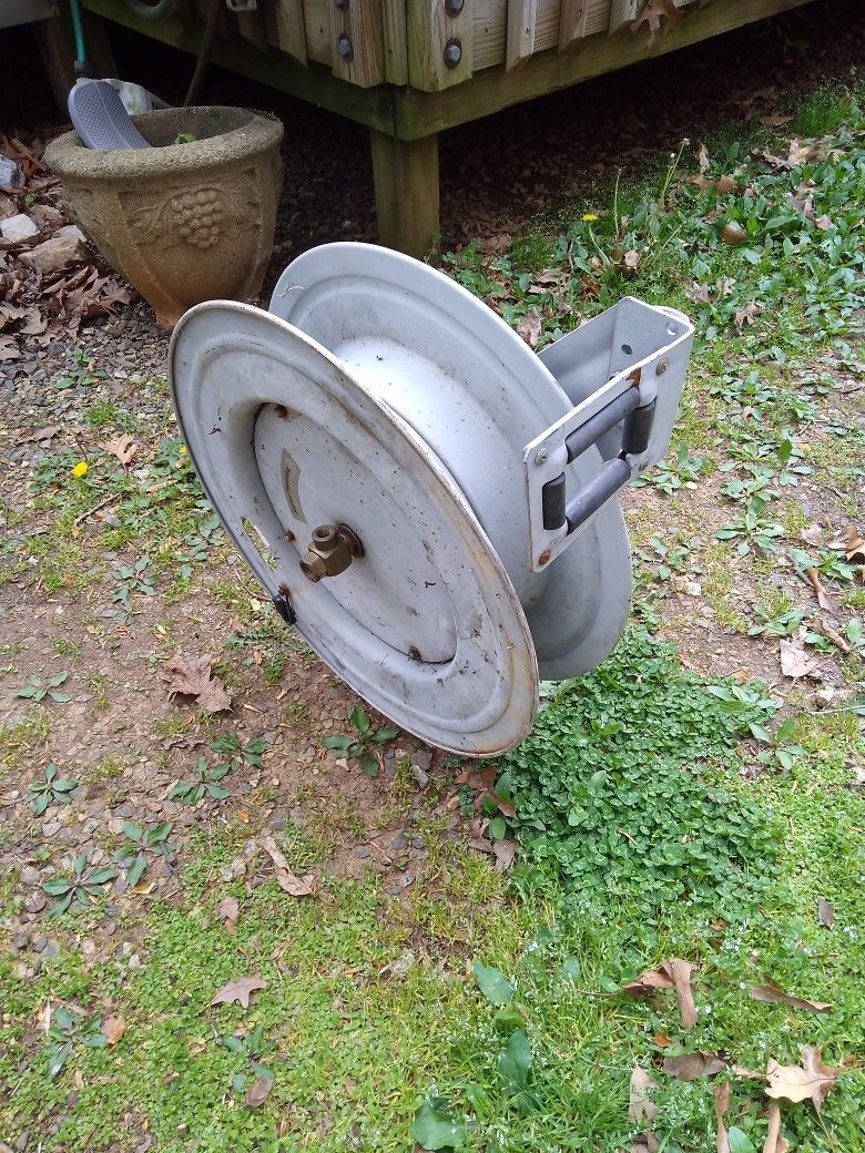 SHOP. AIR HOSE. REEL. DONT THINK ITS EVER BEEN USED.