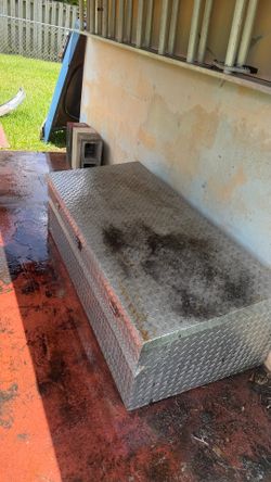 Truck tool box