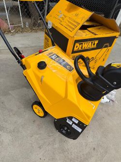 DEWALT
21 in. 208 cc E-Gov Electric Start Gas Single-Stage Snow Blower