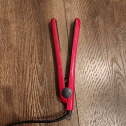 Style House Professional 1.25" Ceramic Flat Iron in Red, works great, great condition.