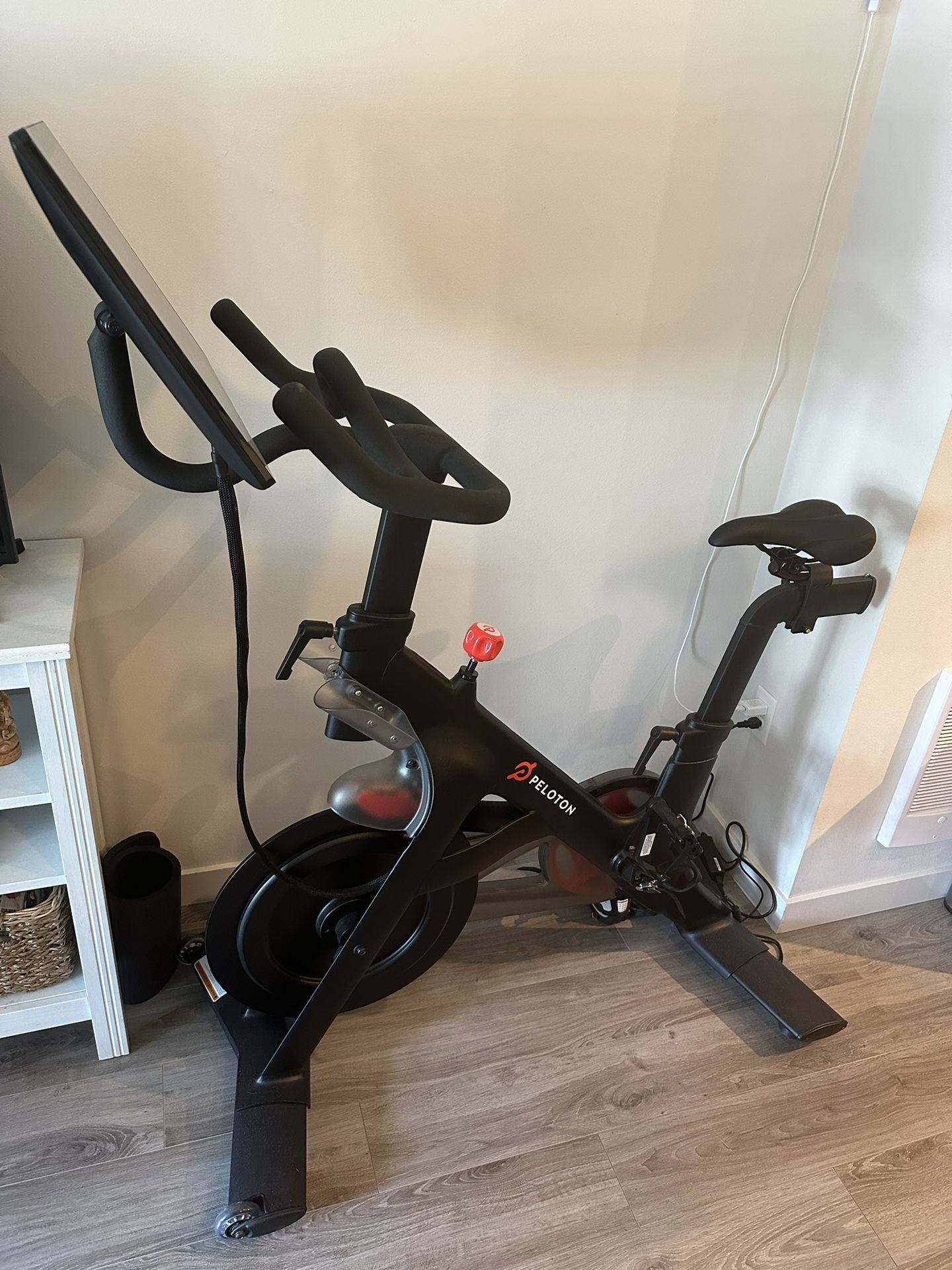 what comes with the peloton bike