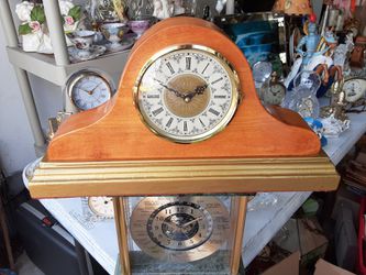 REALLY NEAT LOOKING VINTAGE CLOCK That WORKS Great
