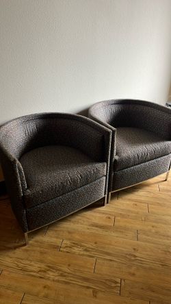 Two sofa set - no damages and sturdy metal base