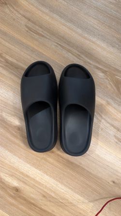 Blk yeezy slides size 12
