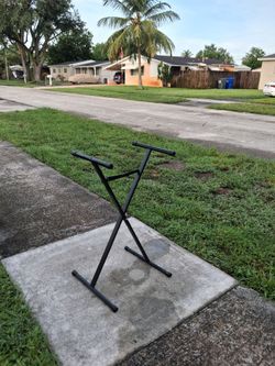 Foldable  piano  stand